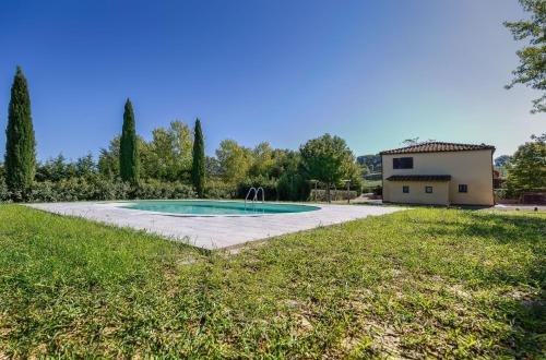 a swimming pool in a yard with a house at Agriturismo La Fragola in Cignano
