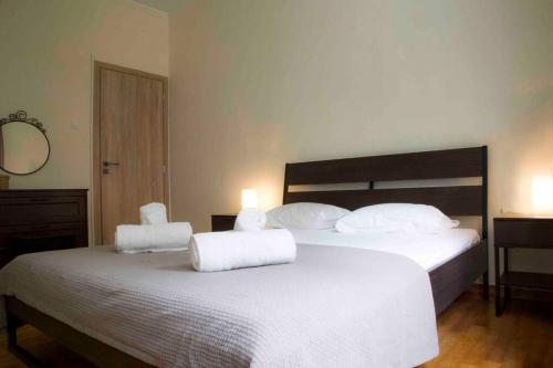 Posteľ alebo postele v izbe v ubytovaní 7 Steps Apartment Metro Syggrou Fix near Acropolis
