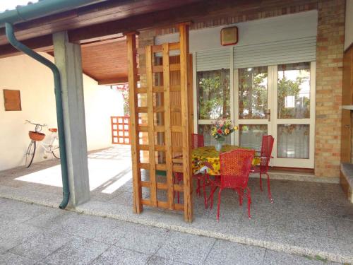 ポルト・サンタ・マルゲリータ・ディ・カオルレにあるHoliday home in Porto Santa Margherita 24771の家の玄関の椅子