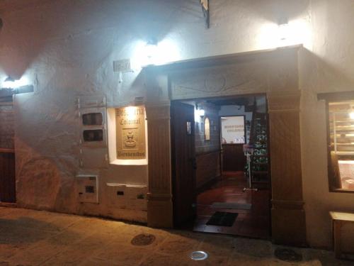 un ingresso di notte a un edificio con luci di Hospedería Colonial de Villa de Leyva a Villa de Leyva