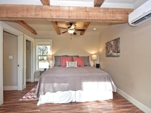 Postelja oz. postelje v sobi nastanitve Cabins at Flite Acres- Morning Dove