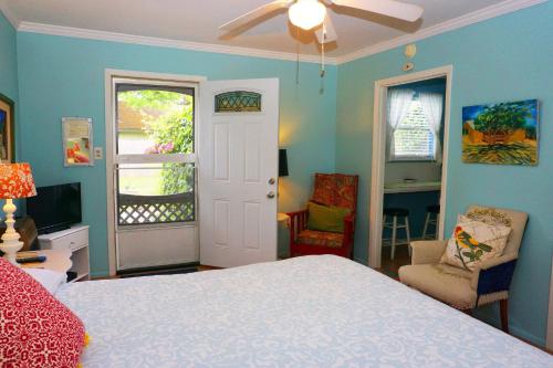 Cama ou camas em um quarto em Bandit's Hideaway-Rosey's Cottage