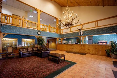 a large lobby with a couch and a table at The Summit Inn in Snoqualmie Pass