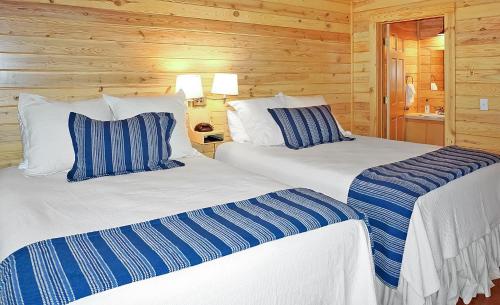 เตียงในห้องที่ Wimberley Log Cabins Resort and Suites- Unit 5