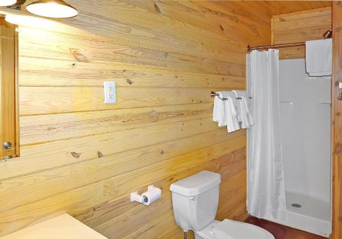 ห้องน้ำของ Wimberley Log Cabins Resort and Suites- Unit 5