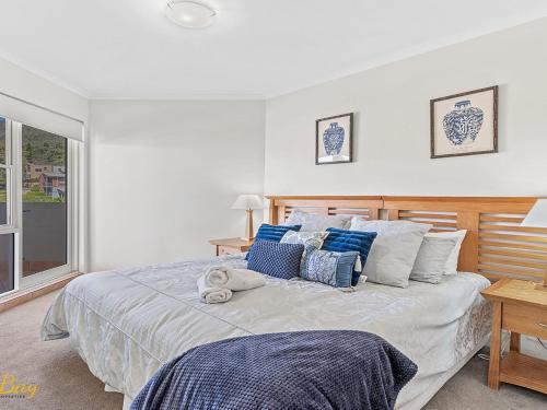 Ένα ή περισσότερα κρεβάτια σε δωμάτιο στο Breakwater Apartment 205