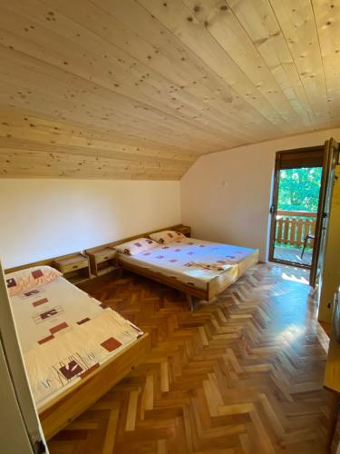 Postel nebo postele na pokoji v ubytování Konaci Nikola Banja Vrujci
