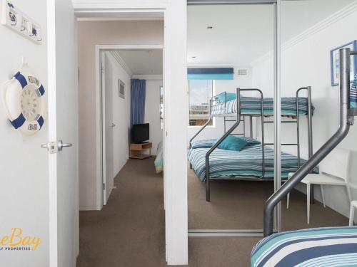 Pokój z 2 łóżkami piętrowymi i korytarzem w obiekcie Shoal Towers No 9 w mieście Shoal Bay