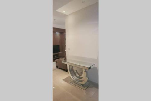 Ett badrum på Luxury and Comfort 2 BR Apartment Lavenue Pancoran by Sang Living