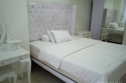 Un pat sau paturi într-o cameră la Luxury and Comfort 2 BR Apartment Lavenue Pancoran by Sang Living