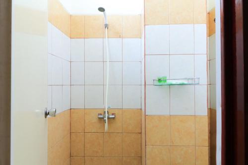 Un baño de Al-Badar Hotel Syariah Makassar