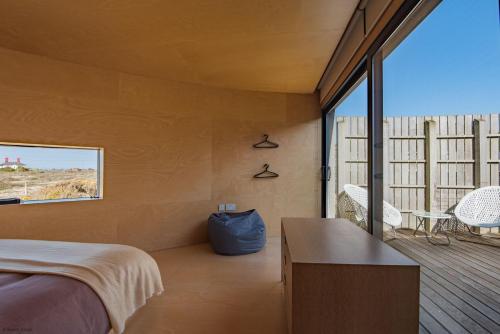 1 dormitorio con cama y ventana grande en El Ray by Bloom Stays, en Dungeness