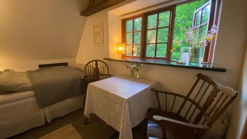 um quarto com uma cama, uma mesa e cadeiras em Borgdal em Silkeborg