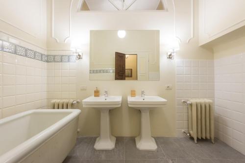 4bdrm elegant apartm in Private Estate, shared Swimmingpool, Maze Garden