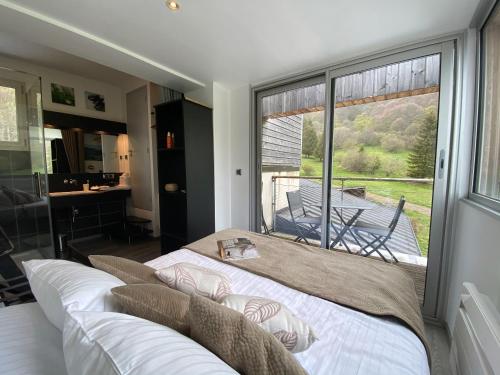 Postel nebo postele na pokoji v ubytování Aux 500 Diables Eco Lodge - Hotel