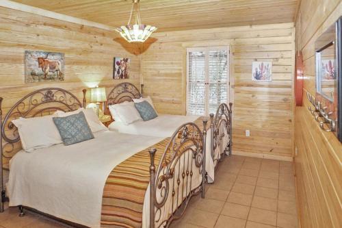Voodi või voodid majutusasutuse Wimberley Log Cabins Resort and Suites- The Oak Lodge toas