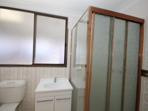 ein Badezimmer mit Toilette, Waschbecken und Dusche in der Unterkunft Frasers Cottage in Laurieton