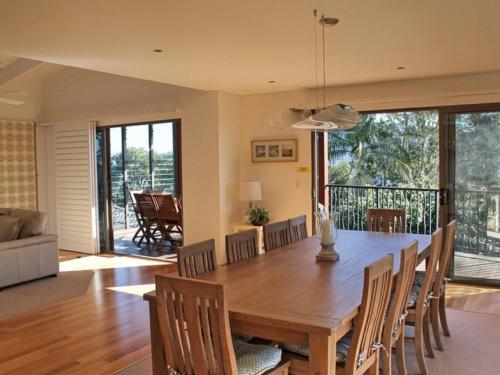 a dining room and living room with a table and chairs at Rio Grande 11B Bergalia Cres Dunbogan in North Haven