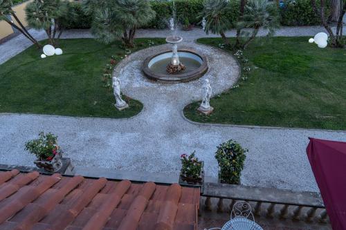 a garden with a fountain in the middle of a yard at The Rif - Boutique Hotel in Pisa