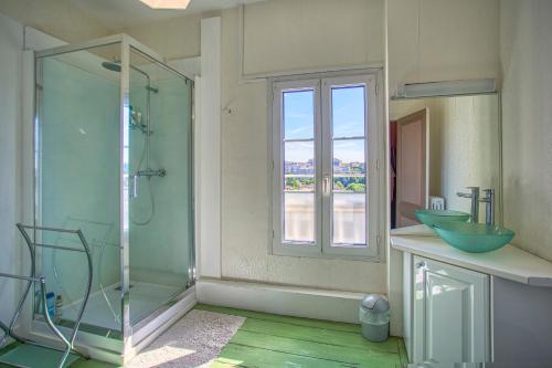 Ett badrum på Chambres d'Hôtes Laferrière, centre, calme, Clim