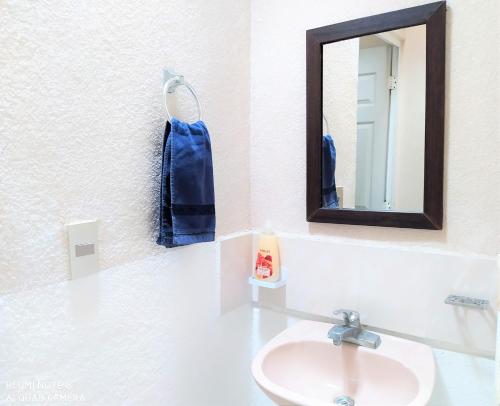 a bathroom with a sink and a mirror at Ubicación Privilegiada, a un "Super Precio" in Cancún