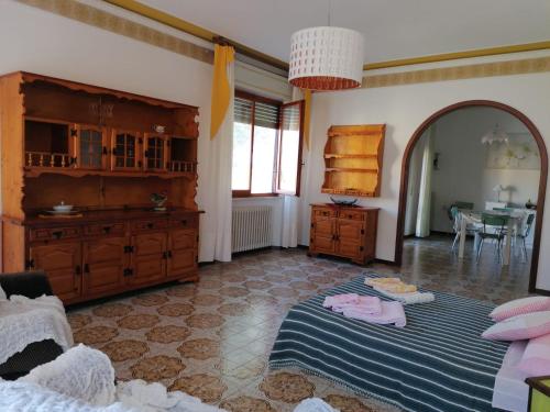 ein Wohnzimmer mit einem Bett und einem Spiegel in der Unterkunft Villetta di Campagna in Venturina Terme