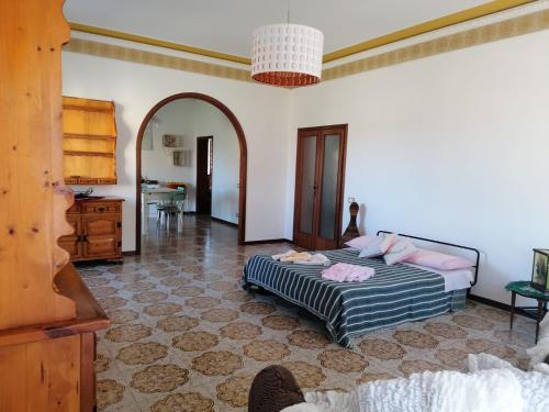 una camera da letto con un letto con cuscini rosa di Villetta di Campagna a Venturina Terme