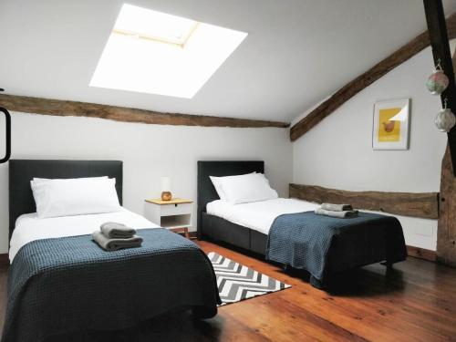 - une chambre avec 2 lits et une lucarne dans l'établissement Cottages de Garrigue, à Fonroque