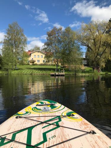 Výhled na řeku, která protéká v blízkosti penzionu – hostince