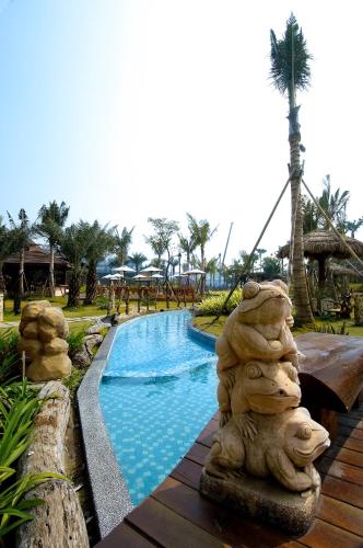 a resort with a swimming pool and a resort at Queena Plaza Hotel in Yongkang