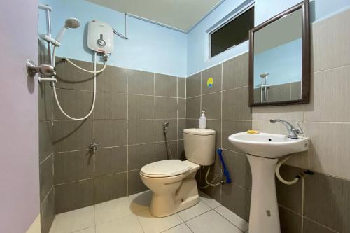 Ванная комната в OYO HOME 90285 Pogimpaan Homestay