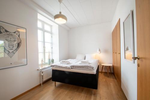 1 dormitorio con cama y ventana en Exclusive 2 Bedroom Apartment, en Sønderborg
