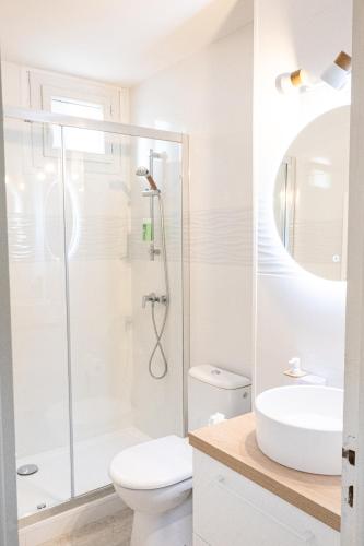 une salle de bain blanche avec douche et toilettes dans l'établissement CORAIL STUDIO - 2MIN PLAGE CENTRE VILLE - CLIM - WIFI - PARKING PRIVÉ - IDEAL FAMILLE - La Grande Motte, à La Grande Motte