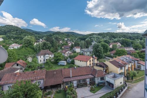 una città con case e montagne sullo sfondo di Onore dell’amore a Banja Koviljača