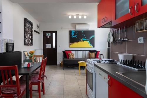 Dapur atau dapur kecil di Apartments Livun Tuheljske Toplice