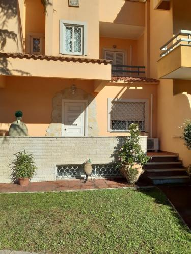 a house with a bird standing in the front yard at Villa Axa in Casal Palocco