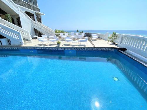 a swimming pool with a view of the ocean at Al Camar Lodge in Ndzaouze