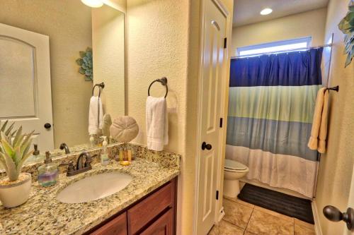 un bagno con lavandino e doccia di Scenic Terrace a Canyon Lake