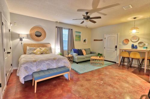 una camera da letto con un letto e un soggiorno di Scenic Terrace a Canyon Lake