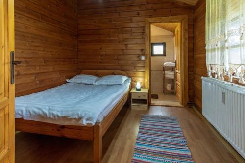 Ein Bett oder Betten in einem Zimmer der Unterkunft Cabana Dopca
