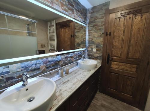 A bathroom at LAS 4 ESTACIONES - Rascafría