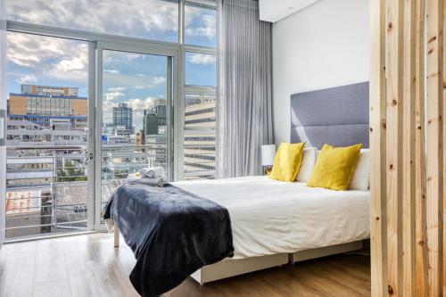 Säng eller sängar i ett rum på Backup-Powered Luxury NY City Apartment at Table Mountain