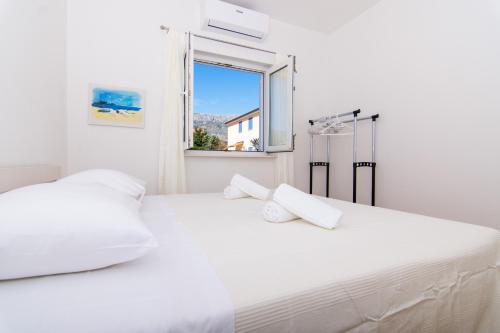 En eller flere senger på et rom på Villa Relax - beautiful Apartment with heated saltwater pool & jacuzzi