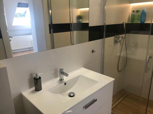 Ванна кімната в Klimatyzowane Apartamenty i Pokoje przy Targach Kielce