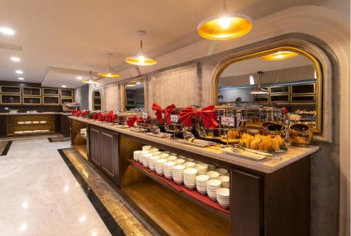 una fila di buffet con cibo esposto in un ristorante di Marigold Hotel Dalat a Da Lat