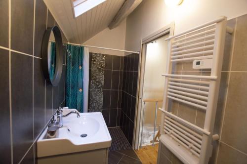 a bathroom with a sink and a shower at Le logis des Remparts, au coeur de Sancerre in Sancerre