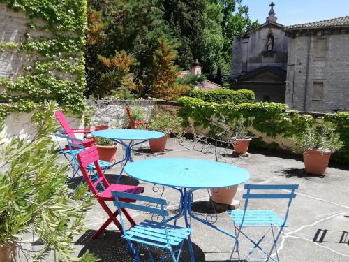a group of tables and chairs sitting in a yard at Hotel d'Angleterre in Avignon