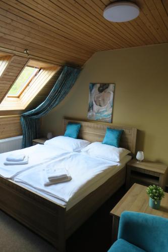 a bedroom with a large bed and a window at ALFA in Belá
