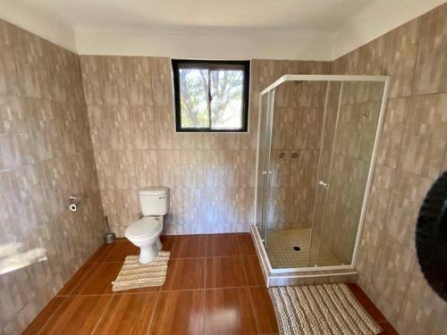ein Bad mit einem WC und einer Dusche in der Unterkunft Kaoko Mopane Lodge & Campsite in Opuwo