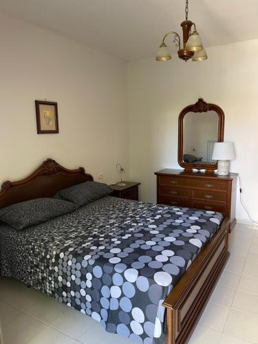 1 dormitorio con cama, tocador y espejo en La casetta di Sasà intero appartamento en Pescara